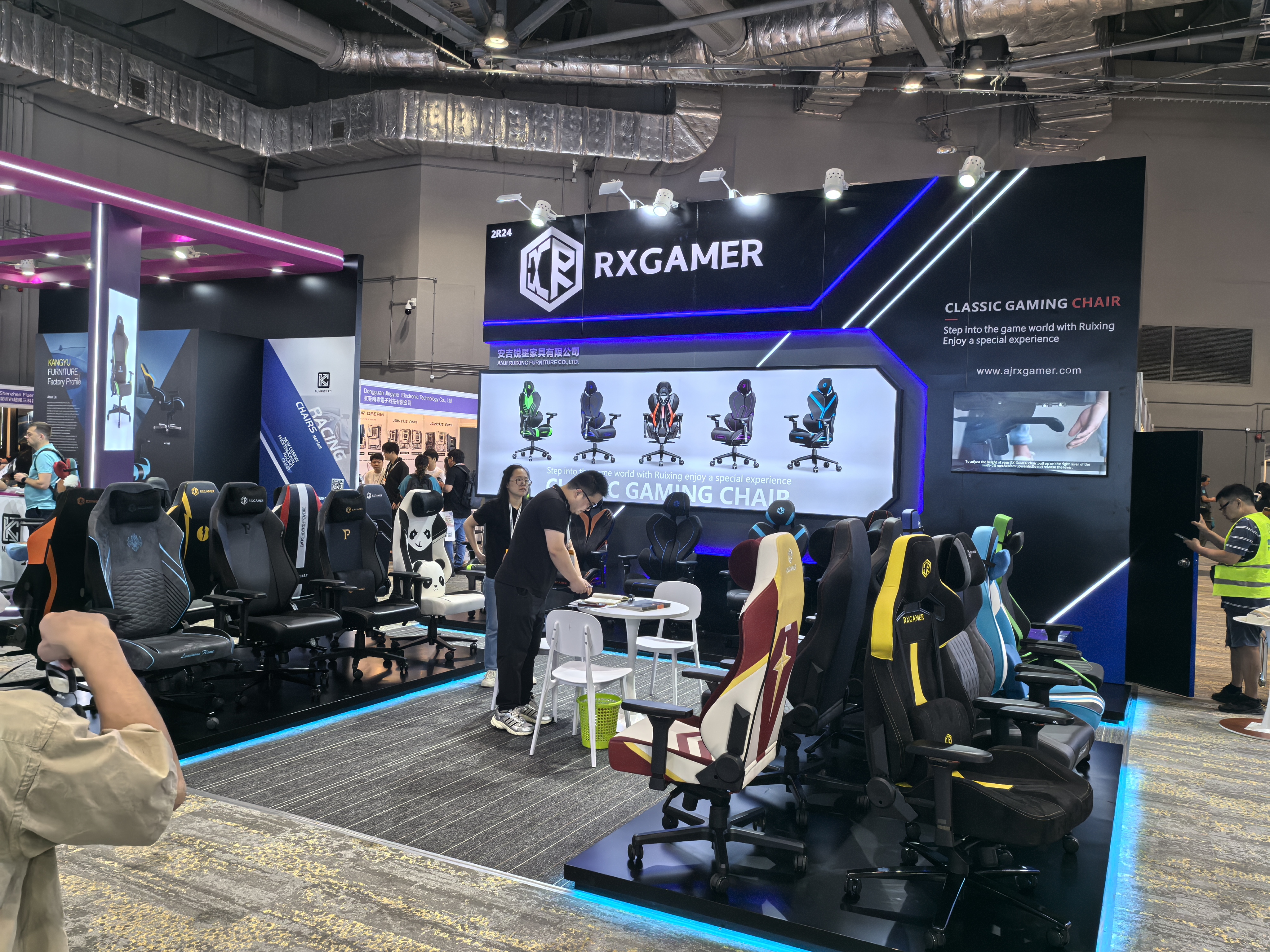 Мебель Anji Ruixing с большим успехом сияет на Гонконгской ярмарке электроники (осень)